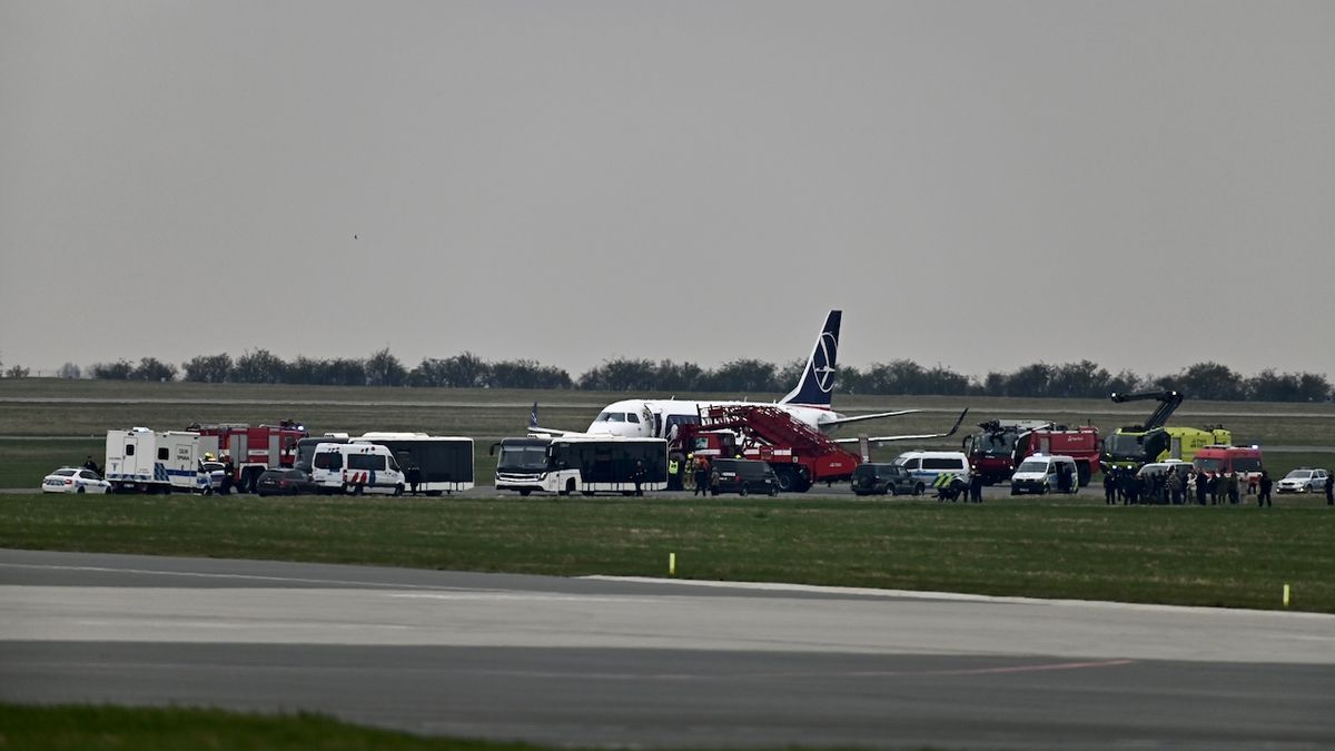 V letadle letícím do Prahy někdo nahlásil bombu
